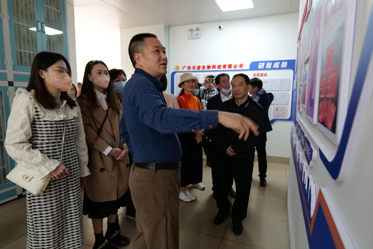 03 圖為公司副總經(jīng)理、工會(huì)主席劉有強(qiáng)介紹工作室取得的創(chuàng)新成果