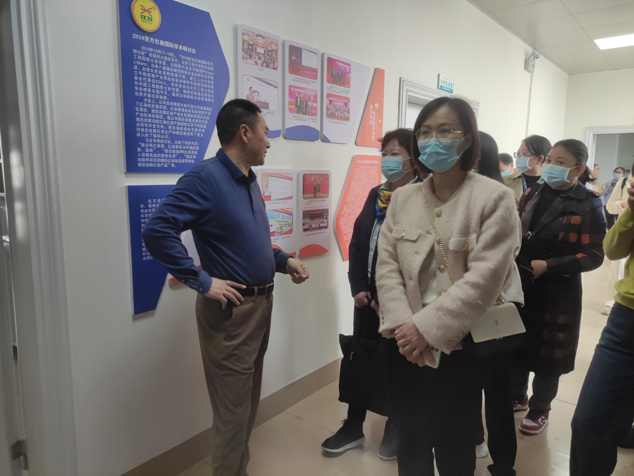 05 圖為公司副總經(jīng)理、工會(huì)主席劉有強(qiáng)介紹工作室成員參加2018、2022東方紅曲國(guó)際學(xué)術(shù)研討會(huì)