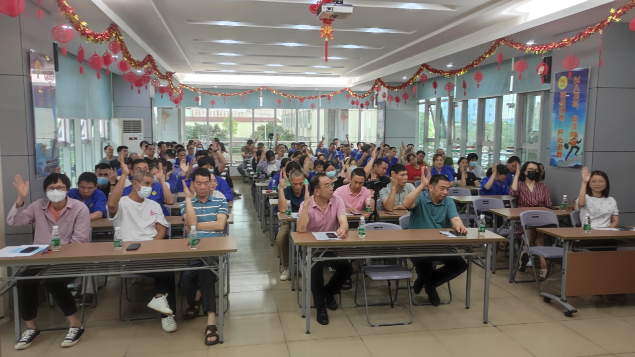 17 圖為會議舉手表決審議通過財務(wù)預(yù)算報告和公司生產(chǎn)經(jīng)營情況報告 17 圖為會議舉手表決審議通過財務(wù)預(yù)算報告和公司生產(chǎn)經(jīng)營情況報告