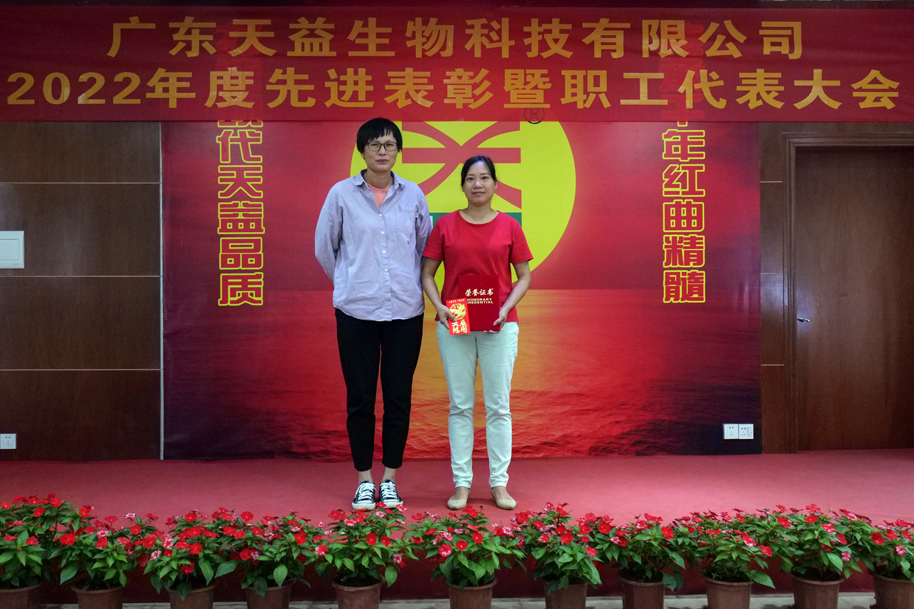 20 圖為優(yōu)秀班長領(lǐng)獎合影 20 圖為優(yōu)秀班長領(lǐng)獎合影