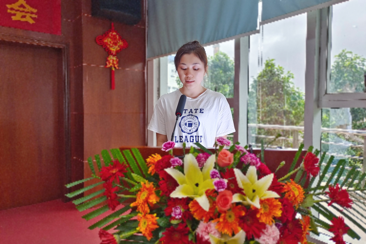 23 圖為優(yōu)秀員工代表發(fā)言 23 圖為優(yōu)秀員工代表發(fā)言