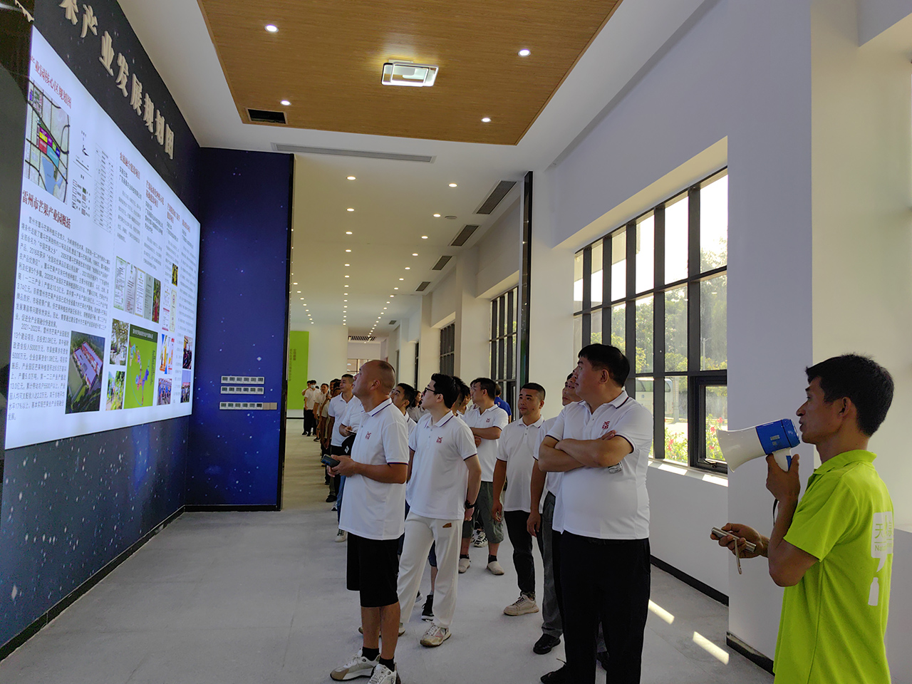 01 圖為參觀學(xué)習(xí)畫景飲料文化建設(shè) 01 圖為參觀學(xué)習(xí)畫景飲料文化建設(shè)