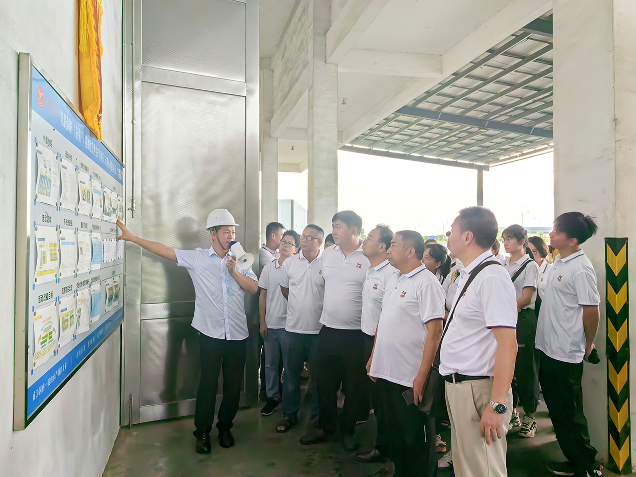 05 圖為參觀學(xué)習(xí)東騰飼料生產(chǎn)車間精細化管理 05 圖為參觀學(xué)習(xí)東騰飼料生產(chǎn)車間精細化管理