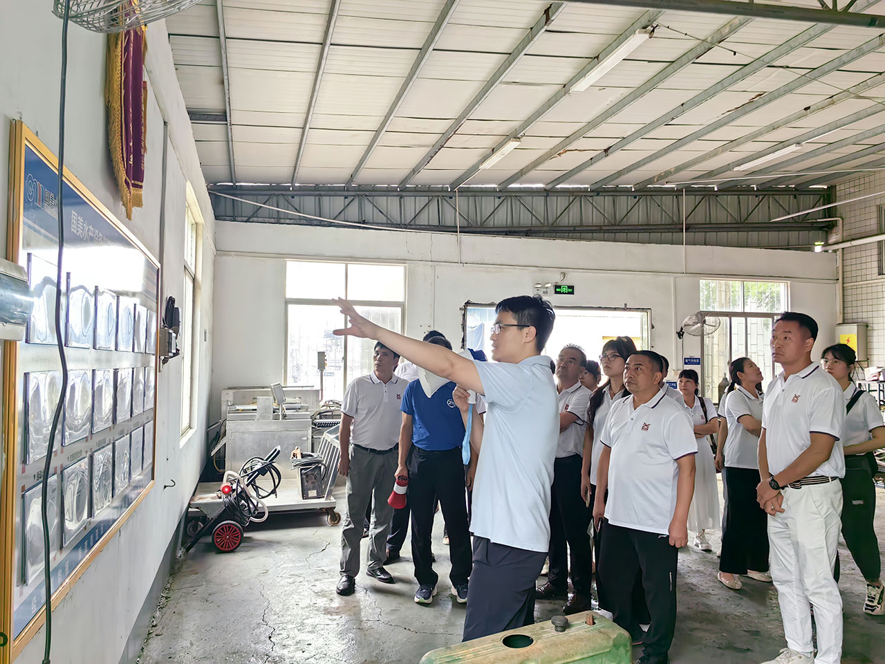 08 圖為參觀學(xué)習(xí)國美水產(chǎn)車間精細化管理 08 圖為參觀學(xué)習(xí)國美水產(chǎn)車間精細化管理