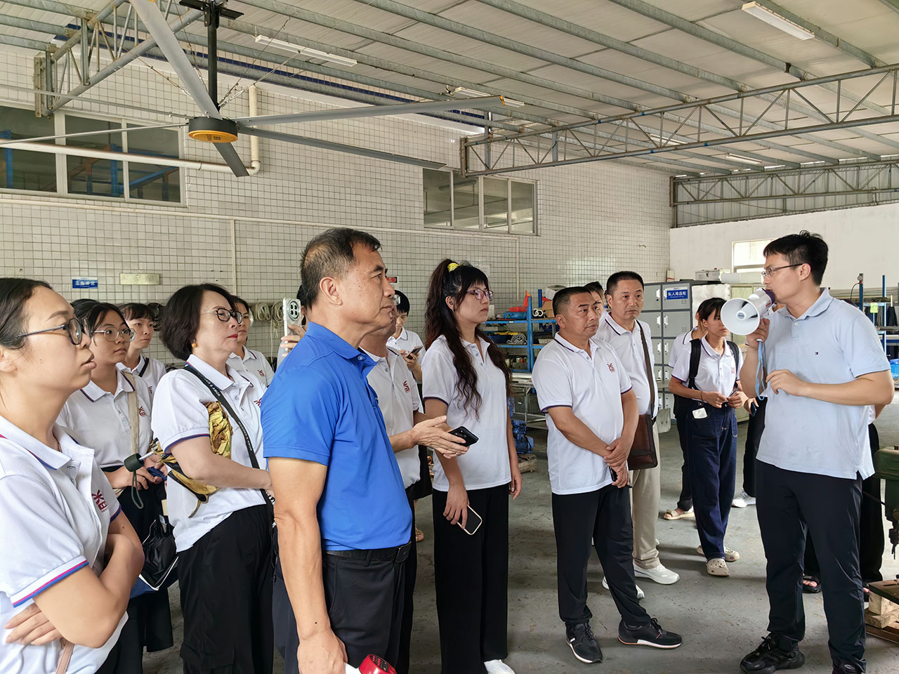 09 圖為參觀學(xué)習(xí)國美水產(chǎn)車間精細化管理 09 圖為參觀學(xué)習(xí)國美水產(chǎn)車間精細化管理