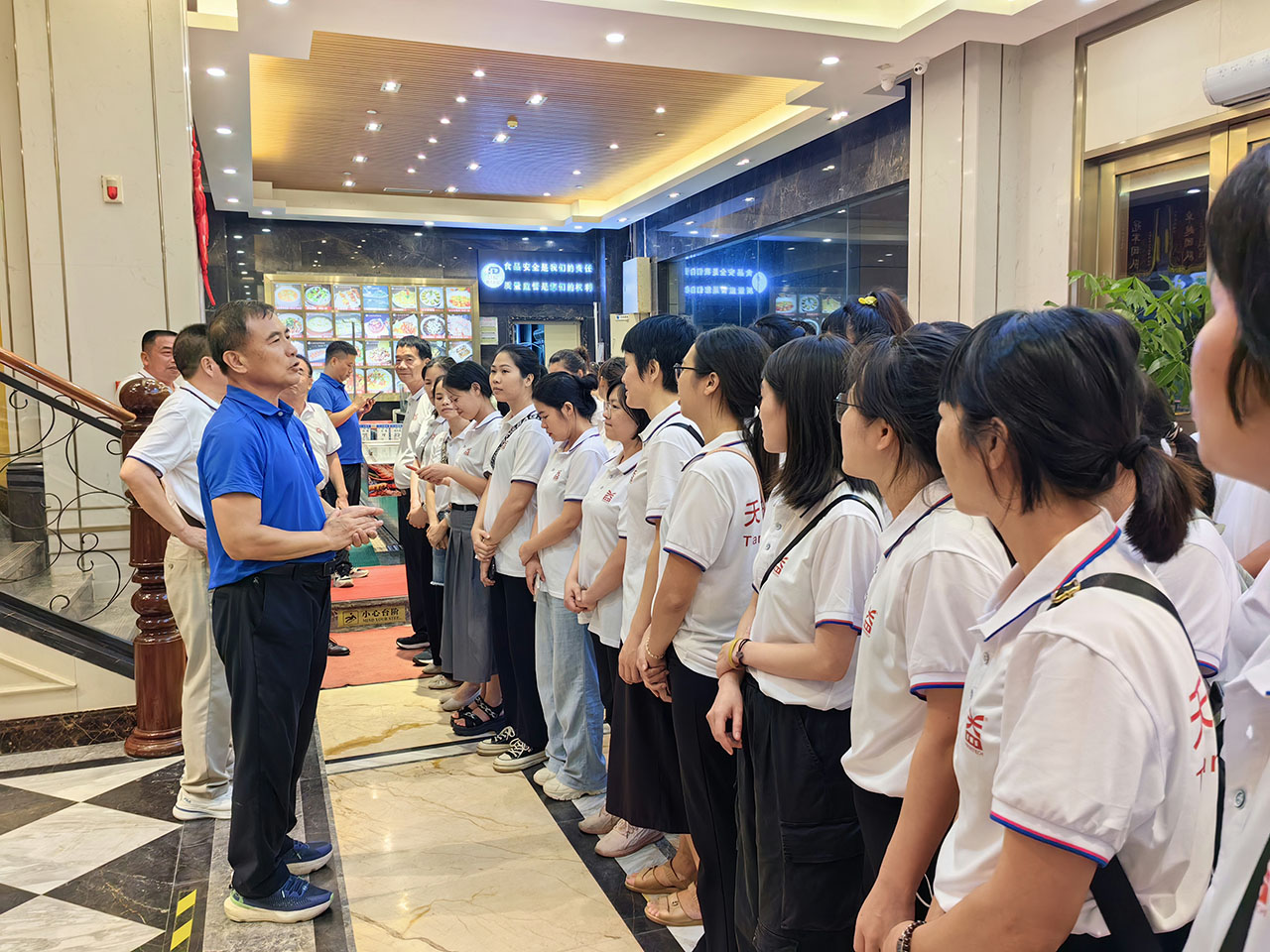 17 圖為天益管理團隊向優(yōu)秀的大海灣海鮮酒樓學(xué)習(xí) 17 圖為天益管理團隊向優(yōu)秀的大海灣海鮮酒樓學(xué)習(xí)